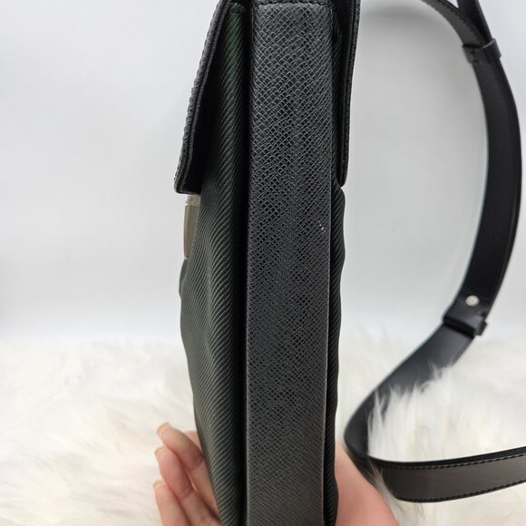 Louis Vuitton  Saratov Taiga PM Messenger Bag - Picture 7 of 17